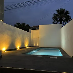 apartamentos-la-caracola-el-medano.adeje-hotels.com/